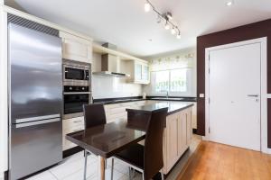 Η κουζίνα ή μικρή κουζίνα στο Dorina - Vivienda vacacional con piscina privada +38 φωτογραφίες