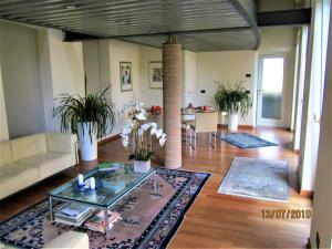 a living room with a couch and a table at Casetta delle Rose in Biella