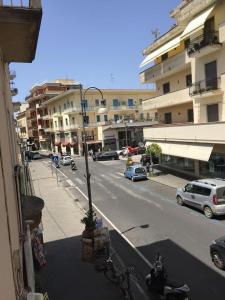 - une vue sur une rue de la ville avec des voitures garées dans l'établissement Gstar Flat, à Piano di Sorrento
