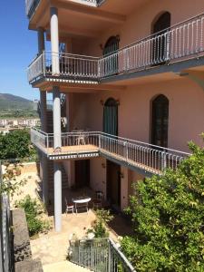 Balkón nebo terasa v ubytování Guesthouse Villa Rosa Berat