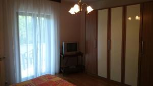 TV a/nebo společenská místnost v ubytování Apartman Dino