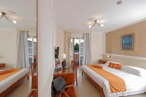 Postel nebo postele na pokoji v ubytování Hotel Michelangelo + 37 fotografií