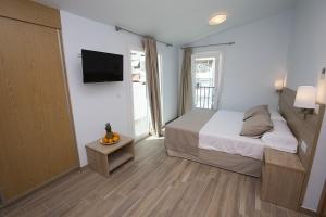 a bedroom with a bed and a flat screen tv at Ocean Lounge in Altea