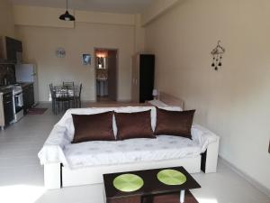 Кухня или мини-кухня в John's Apartments
