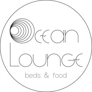 un logotipo en blanco y negro para aeds y comida en Ocean Lounge, en Altea