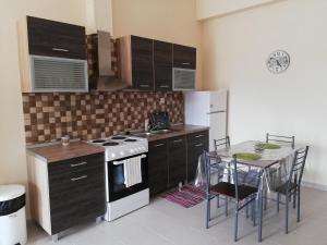 Кухня или мини-кухня в John's Apartments

