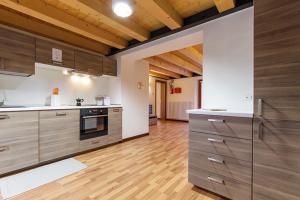 Kuchyň nebo kuchyňský kout v ubytování Albergo Diffuso Dolomiti