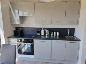 A kitchen or kitchenette at Flora's Cliff View
