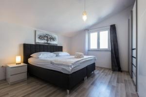 Postel nebo postele na pokoji v ubytování Ivan07 spacious 3BR apartment with terrace