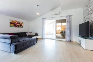 TV a/nebo společenská místnost v ubytování Ivan07 spacious 3BR apartment with terrace