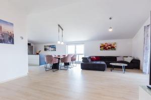 Posezení v ubytování Ivan07 spacious 3BR apartment with terrace