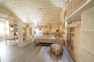 a room with a bed and a table and chairs at 30 METRI QUADRATI in Monopoli