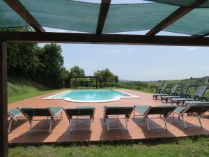 Bazén v ubytování Agriturismo Borgo Del Papa nebo v jeho okolí