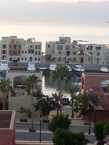 vista su una città con edifici e palme di Sea View Apartment at Tala Bay Resort in Aqaba ad Aqaba
