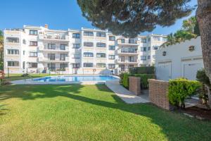 apartamentowiec z basenem na dziedzińcu w obiekcie Beach Apartment Las Acacias Torrenueva w mieście La Cala de Mijas