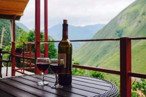 居塔MetiTsa的桌上放着一瓶葡萄酒和两只酒杯