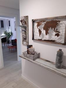 ein Zimmer mit einer Weltkarte an der Wand in der Unterkunft Apartamento Somosierra a 7 minutos del centro histórico in Logroño