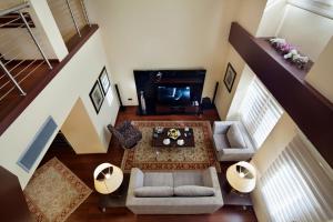 vistas panorámicas a una sala de estar con sofá y mesa en Spa Hotel Colossae Thermal en Pamukkale
