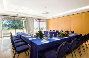 uma longa mesa azul num quarto com cadeiras em LAM Hotel Estarreja em Estarreja mais 37 fotografias