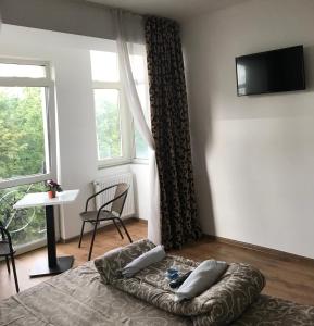 1 dormitorio con sofá frente a una ventana en Нові Апартаменти, en Lyubomirka