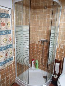 un bagno con doccia con porta in vetro di Amplia y luminosa buhardilla & total independencia a La Roda Altre 16 foto