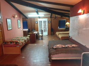 ラ・ローダにあるAmplia y luminosa buhardilla & total independenciaのベッドルーム1室(ベッド2台付)、デスクが備わります。