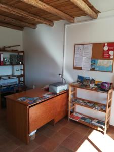 um escritório com uma secretária de madeira e uma estante de livros em Quinta do Maranhão em Lagos