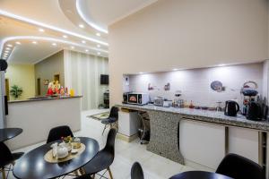 A kitchen or kitchenette at Hotel Makona