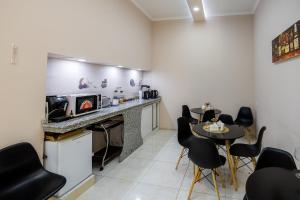 A kitchen or kitchenette at Hotel Makona