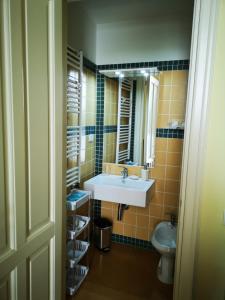 ein Bad mit einem Waschbecken und einem WC in der Unterkunft B&B Corti Carmela in Gallipoli
