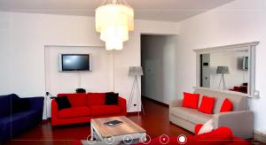 uma sala de estar com cadeiras vermelhas e um sofá vermelho em Villa Silvana em Fasano