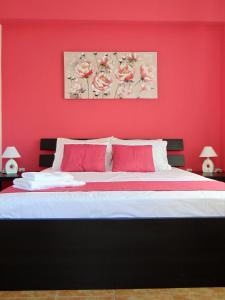 a red bedroom with a large bed with red walls at Casa Verde in Perea