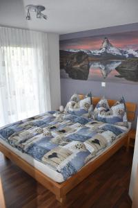 Un dormitorio con una cama grande con almohadas. en Panoramachalet en Agettes