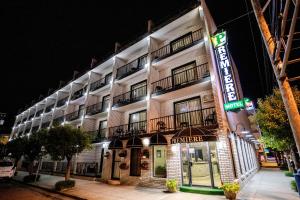 un bâtiment d'hôtel avec un panneau devant lui dans l'établissement Premiere Motel, à Wildwood