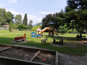 un parc avec une aire de jeux avec un toboggan dans l'établissement BELLA VITA!, à Bellagio