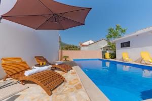 Πισίνα στο ή κοντά στο Bol: Feel the Traditional stone and wood house with heated swimming pool - MARTI