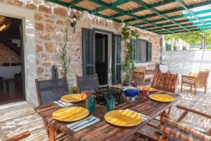 Χώρος καθιστικού στο Bol: Feel the Traditional stone and wood house with heated swimming pool - MARTI