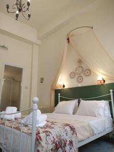 1 dormitorio con 1 cama grande con dosel en Fiera Guesthouse, en Ermoupoli