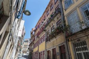 uma rua da cidade com edifícios e carros na rua em Ribeira Smart Suite no Porto