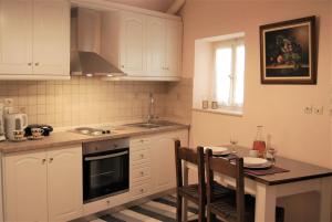 A kitchen or kitchenette at Old Town Venetian Studio by CorfuEscapes Még 12 kép