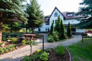 Vonkajšia záhrada v ubytovaní Dworek staropolski