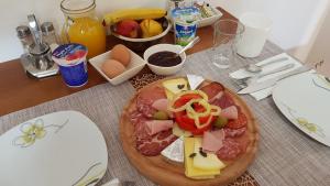 une table avec une plaque de nourriture sur une table dans l'établissement B&B Plitvice Lakes Villa Mija, à Plitvica selo