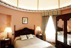 Postel nebo postele na pokoji v ubytování Hotel Palacete Peñalba + 8 fotografií