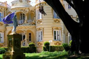 Ein Garten an der Unterkunft Hotel Palacete Peñalba