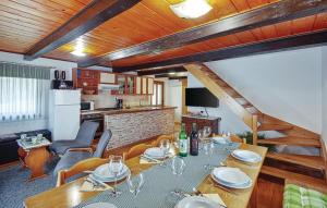 ein Esszimmer mit einem Tisch und einer Küche in der Unterkunft Kuća za odmor Pri Brozu in Kumrovec