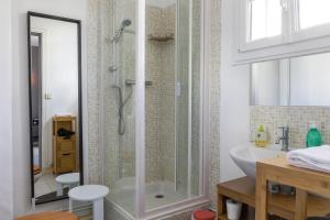 een badkamer met een douche en een wastafel bij Maison (75m2) - le patio du centre ville in Tours