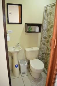 y baño con aseo y lavamanos. en #5 Private room close to Airport en Alajuela