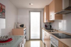 Kuchyň nebo kuchyňský kout v ubytování Apartaments Delfin