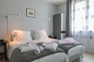 een slaapkamer met een bed met handdoeken erop bij Maison (75m2) - le patio du centre ville in Tours