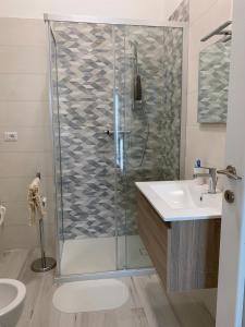 W łazience znajduje się prysznic i umywalka. w obiekcie Il Belvedere, case vacanza w mieście Laterza
